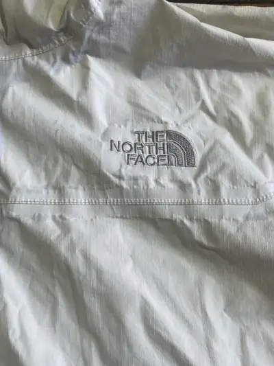 Chaqueta impermeable blanca The North Face HyVent - miniatura 2