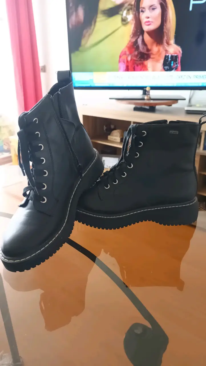 Botas negras de cuero con cierre lateral