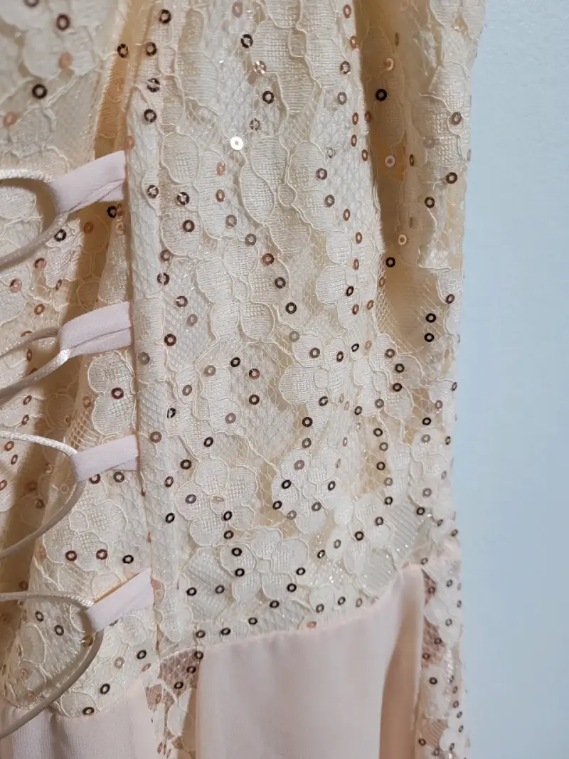 Vestido de encaje beige con lentejuelas - 3
