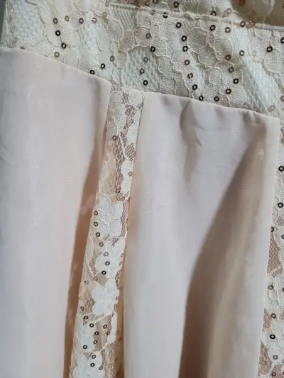 Vestido de encaje beige con lentejuelas - miniatura 4