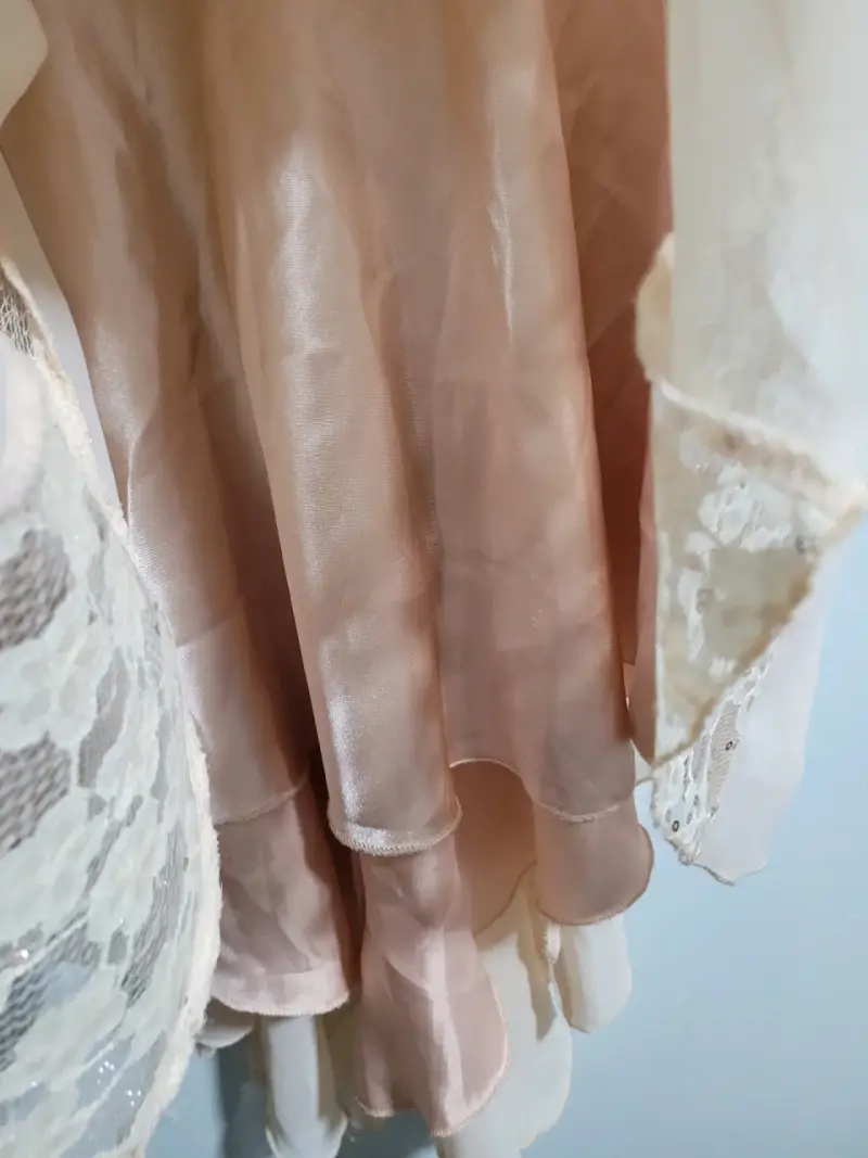 Vestido de encaje beige con lentejuelas - 5