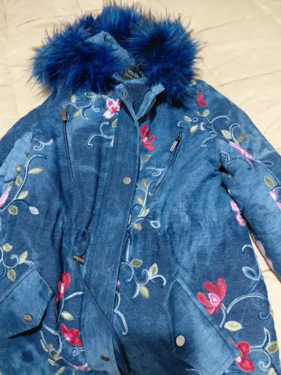 Abrigo de mezclilla azul con bordado floral y capucha de piel sintética - miniatura 1