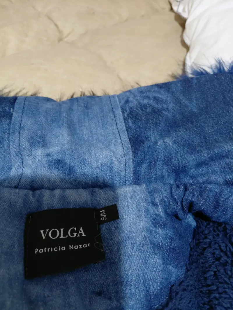 Abrigo de mezclilla azul con bordado floral y capucha de piel sintética - 2