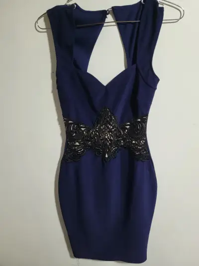 Vestido azul con encaje negro elegante - miniatura 1