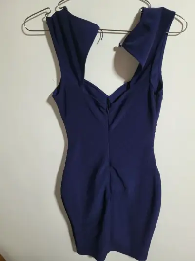Vestido azul con encaje negro elegante - miniatura 2