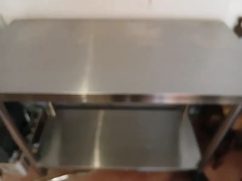 Mesa de trabajo de acero inoxidable con estante - 1