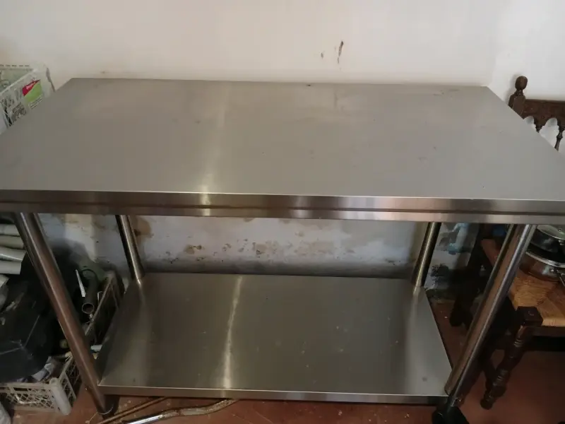 Mesa de trabajo de acero inoxidable con estante - 4