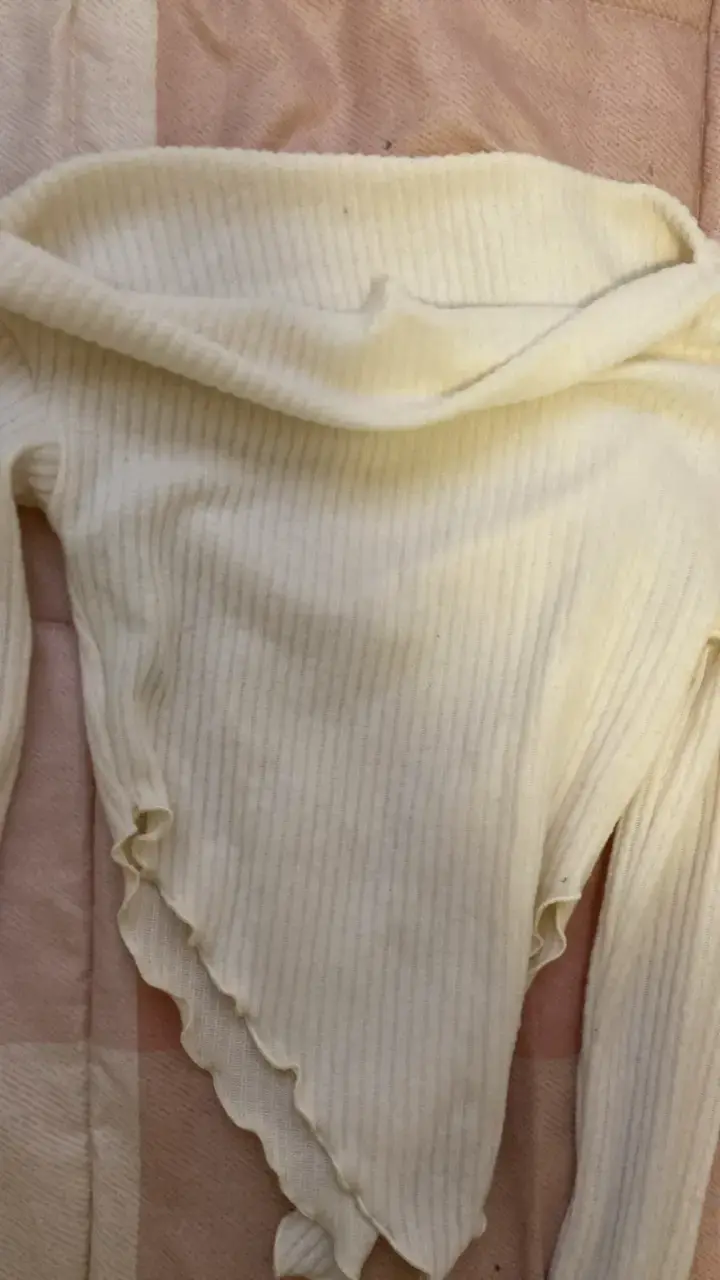 Suéter de punto beige con cuello alto