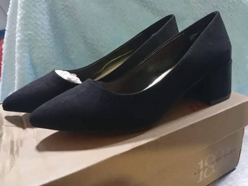 Zapatos de tacón bajo negros elegantes