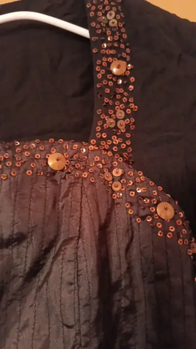 Blusa negra con lentejuelas para mujer - miniatura 3