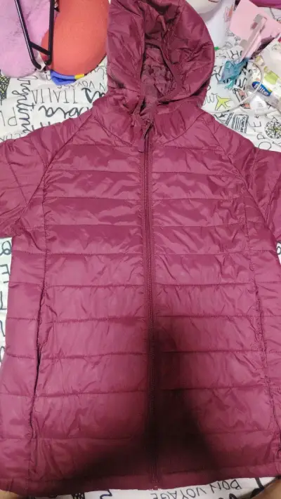 Chaqueta acolchada burdeos con capucha - miniatura 1