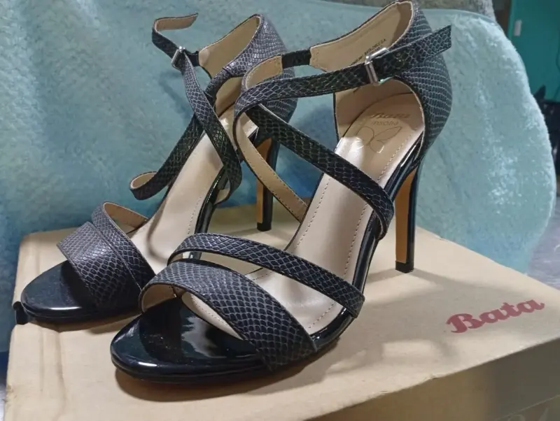 Sandalias de tacón alto Bata negras