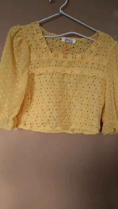 Blusa amarilla de encaje para mujer - miniatura 1