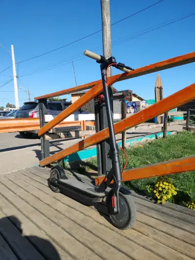 Scooter eléctrico plegable negro en buen estado - miniatura 1