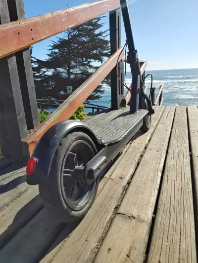 Scooter eléctrico plegable negro en buen estado - miniatura 3