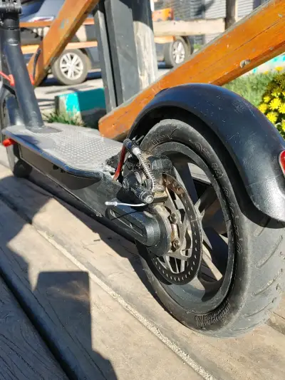 Scooter eléctrico plegable negro en buen estado - miniatura 6