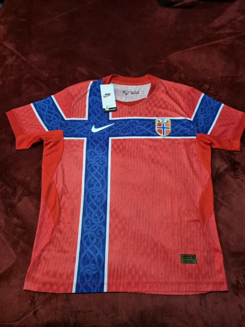 Camiseta de fútbol Nike roja con diseño noruego - 1