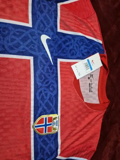 Camiseta de fútbol Nike roja con diseño noruego - miniatura 3