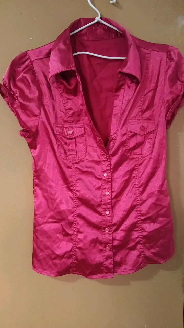 Blusa fucsia de satén con botones - 1