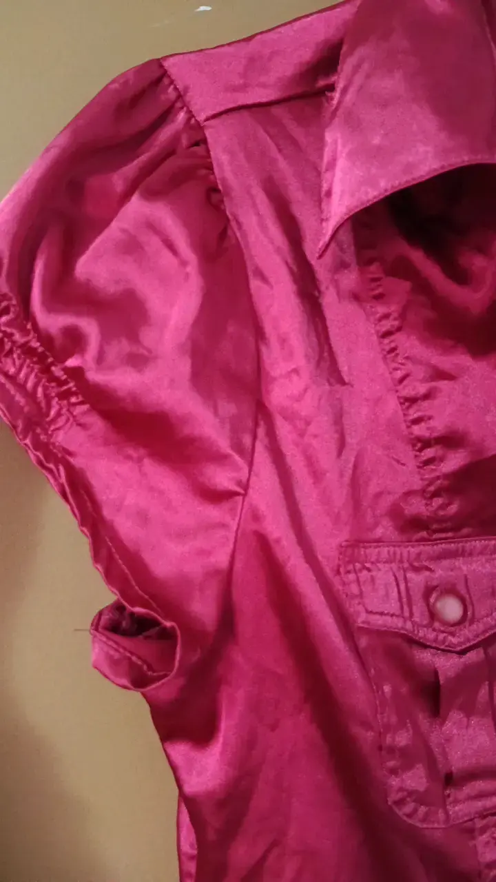 Blusa fucsia de satén con botones - 3