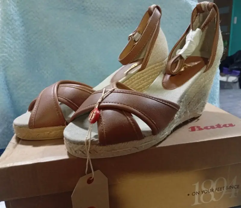 Sandalias café altas Bata