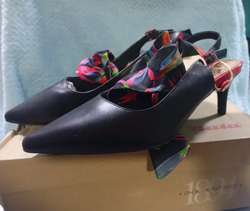 Zapatos de tacón negro con diseño colorido