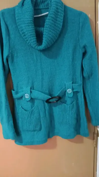 Suéter de lana turquesa con cuello alto - miniatura 1