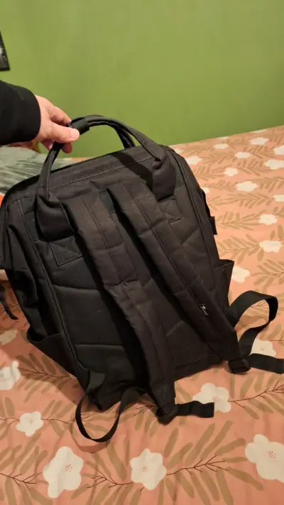 Mochila negra con múltiples compartimentos - miniatura 1