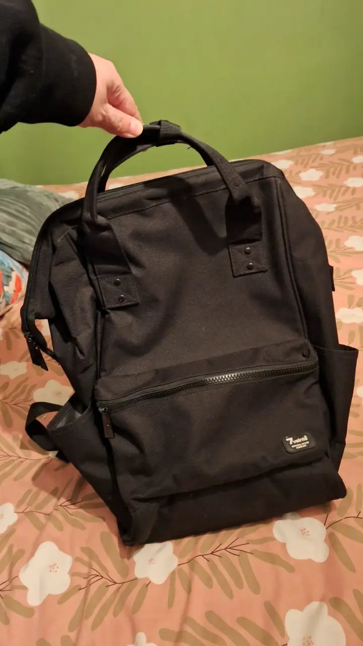 Mochila negra con múltiples compartimentos - 2