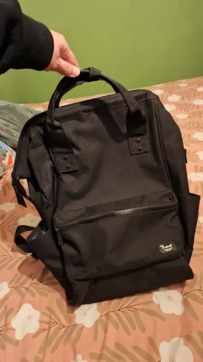 Mochila negra con múltiples compartimentos - miniatura 2