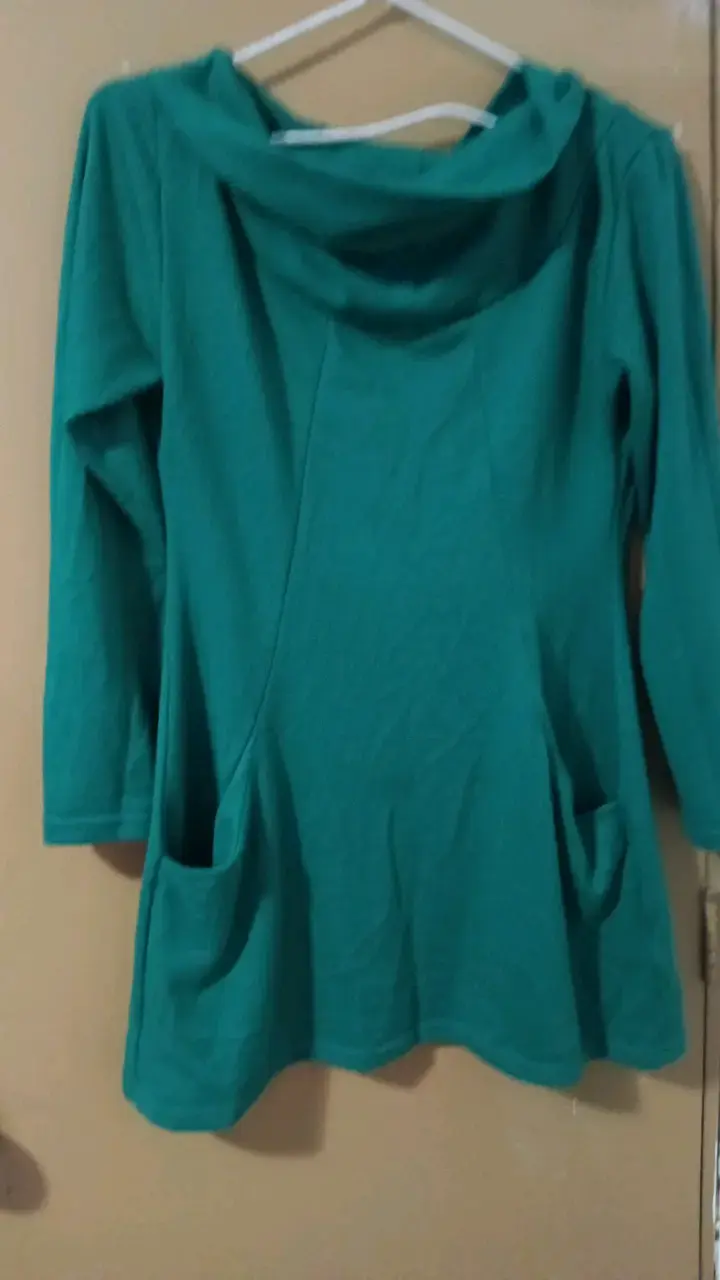 Vestido verde con bolsillos y cuello amplio - 1