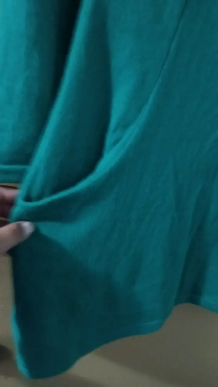 Vestido verde con bolsillos y cuello amplio - 2