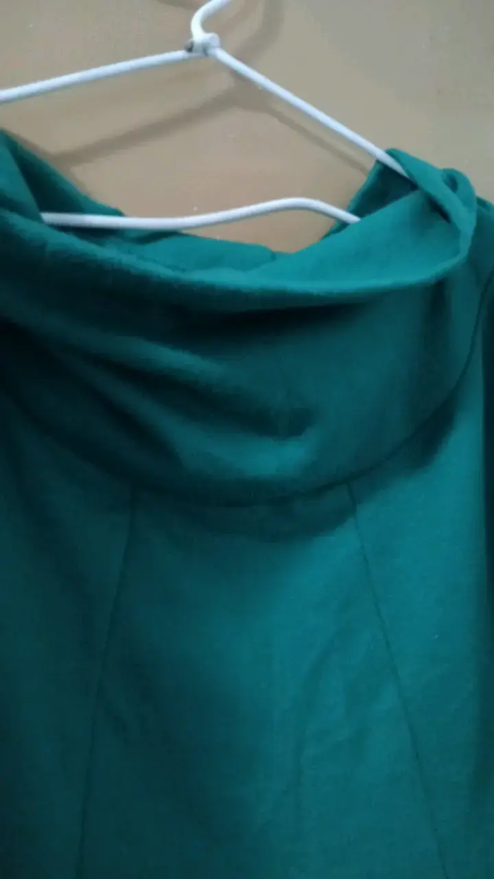 Vestido verde con bolsillos y cuello amplio - 3