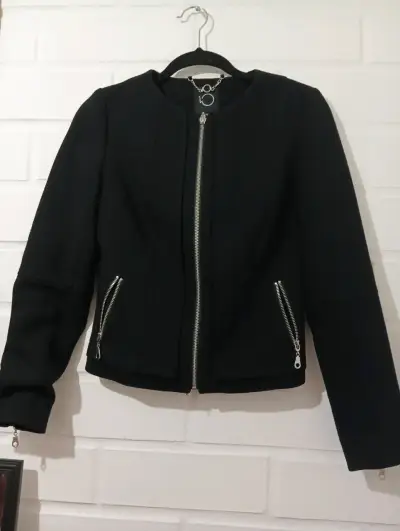 Chaqueta negra con cierre metálico para mujer - miniatura 1