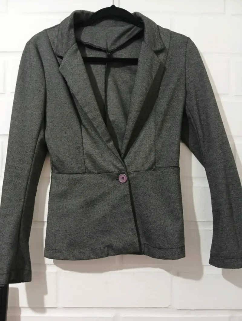 Chaqueta negra con cierre metálico para mujer - 3