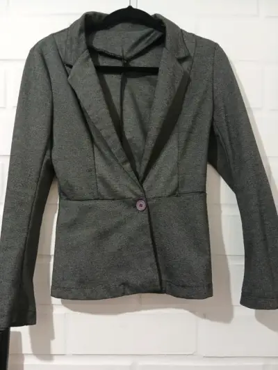 Chaqueta negra con cierre metálico para mujer - miniatura 3