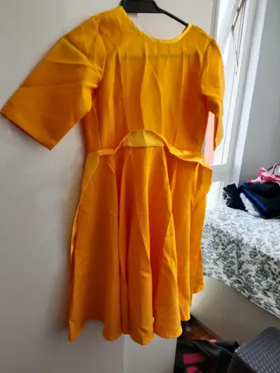 Vestido amarillo de manga corta para niña - miniatura 1