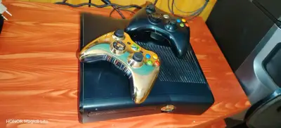 Consola Xbox 360 con dos controles y juegos - miniatura 1