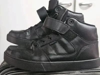 Zapatillas negras de cuero Maui & Sons para hombre - miniatura 1