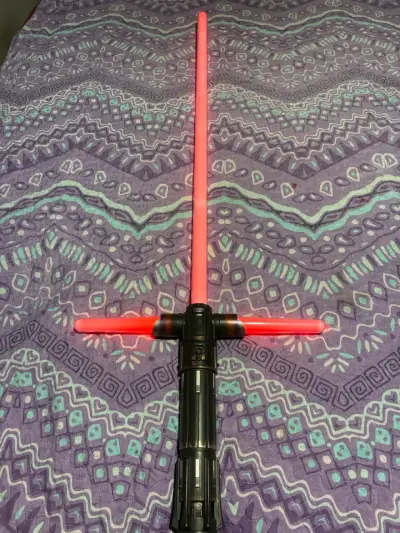 Sable de luz LED rojo estilo cruz - miniatura 2