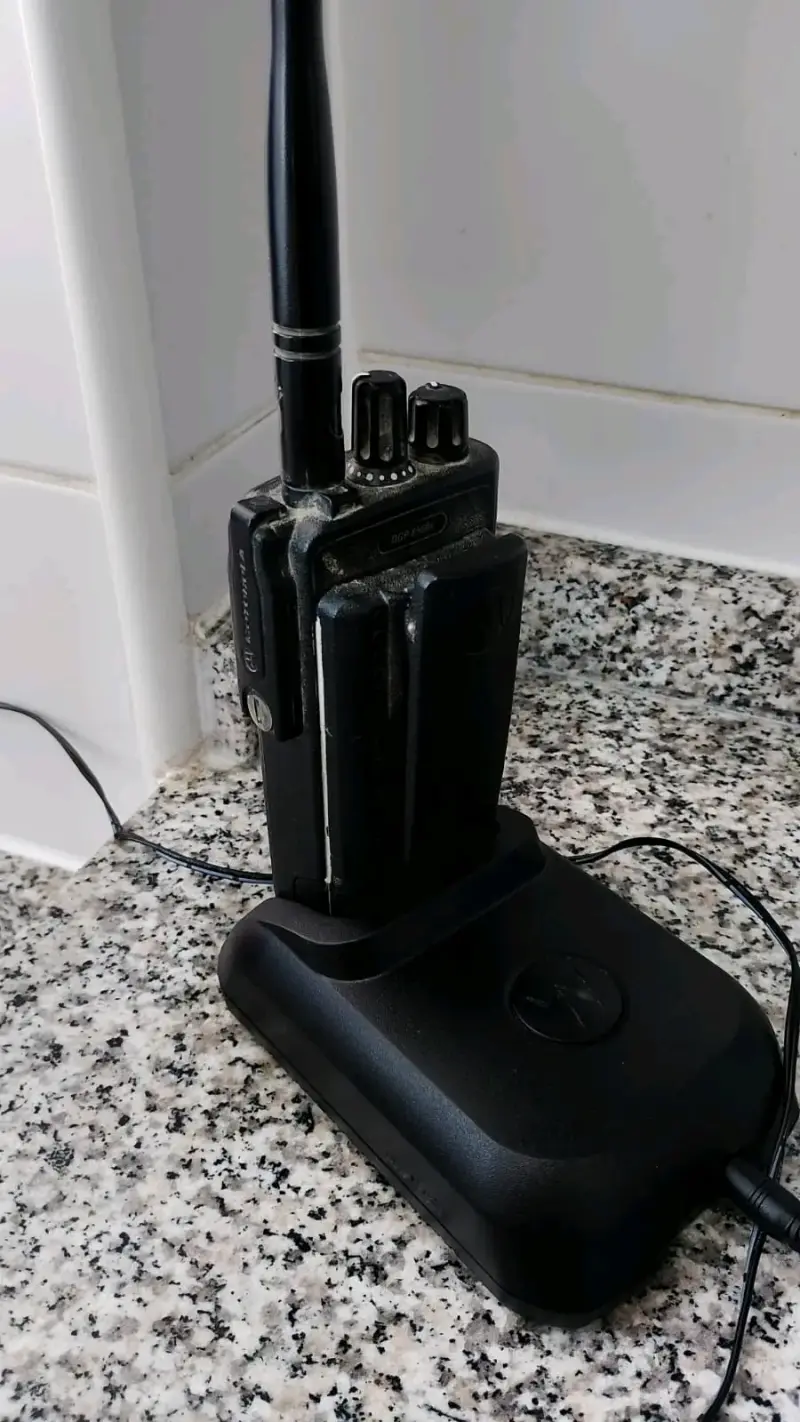Radio portátil Motorola con cargador - 1