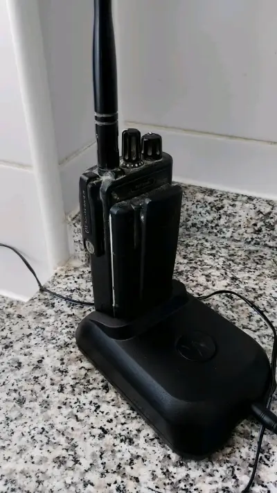 Radio portátil Motorola con cargador - miniatura 1