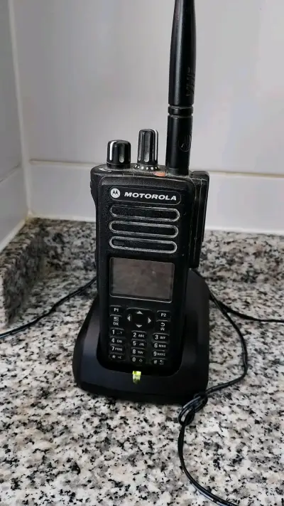 Radio portátil Motorola con cargador - miniatura 2
