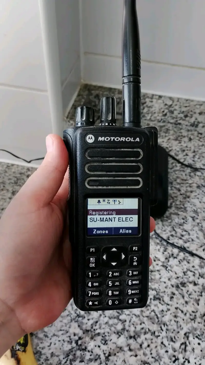 Radio portátil Motorola con cargador - 3
