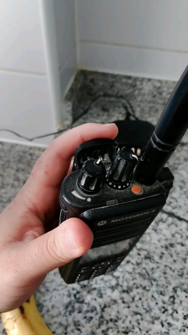 Radio portátil Motorola con cargador - 4