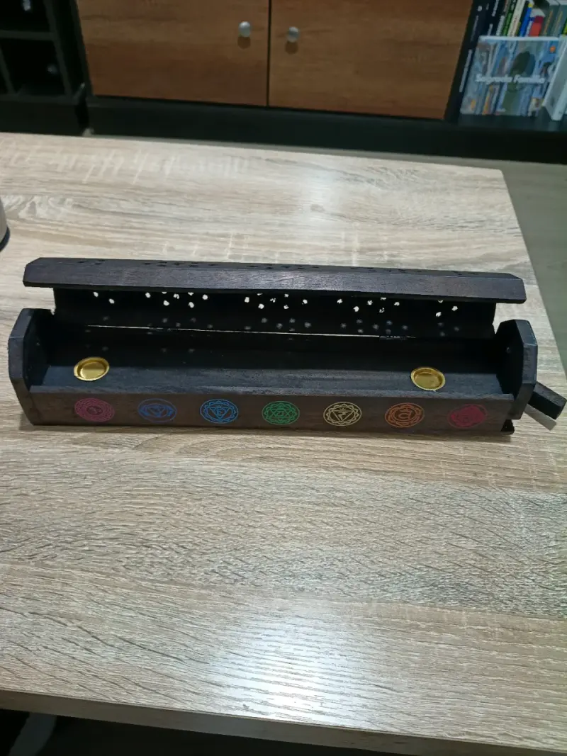 Caja de incienso de madera con diseño de chakras