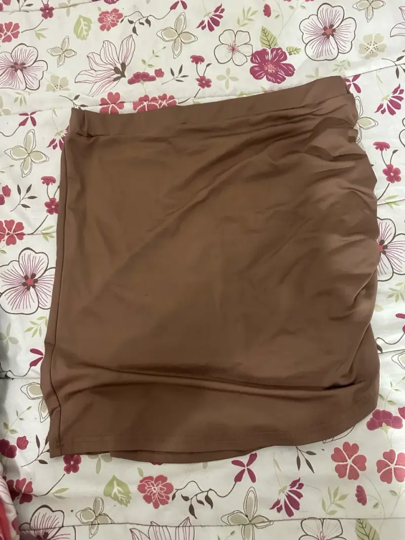 Falda corta marrón para mujer
