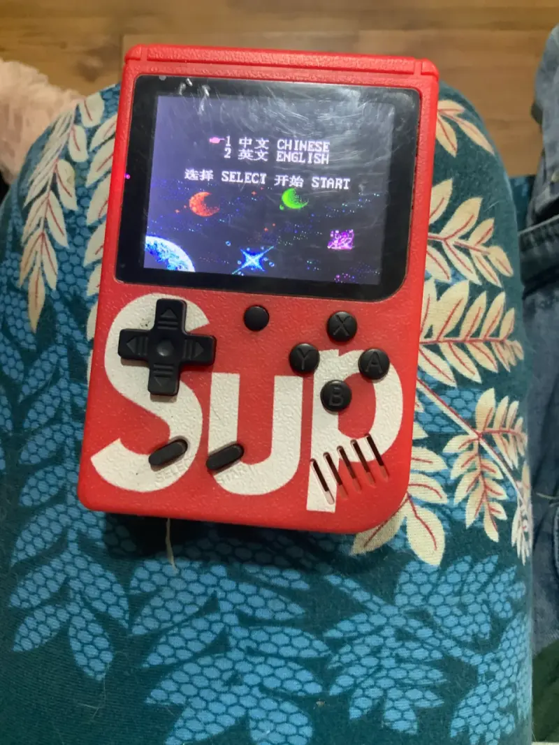 Consola portátil retro SUP roja