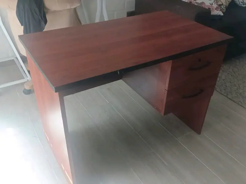 Escritorio de madera con cajones - 1
