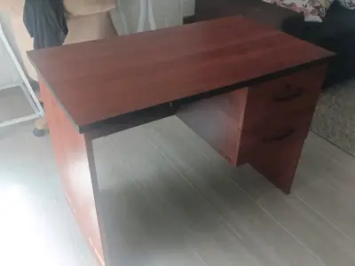 Escritorio de madera con cajones - miniatura 1